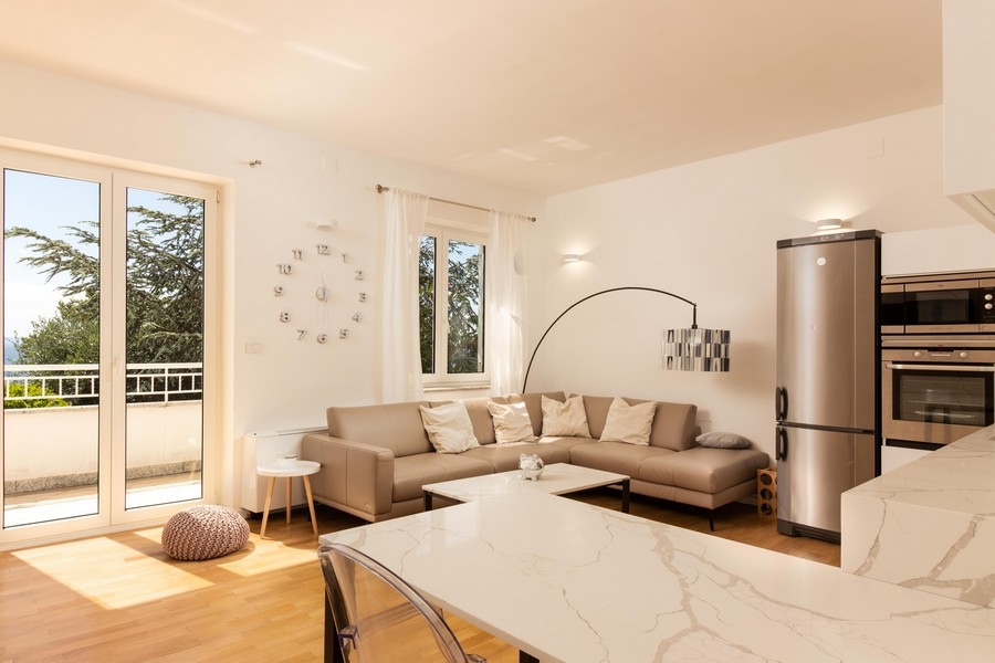 Otvorený obývací priestor s výstupom na terasu