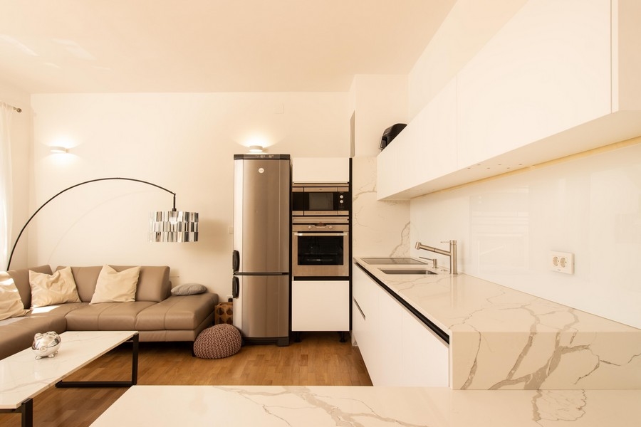 Moderná kuchynská linka s mramorovou doskou a spotrebičmi