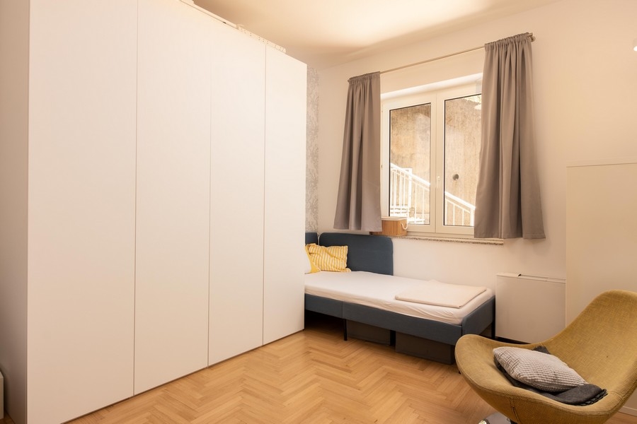 Spálňa s jednolôžkom a veľkým šatníkom