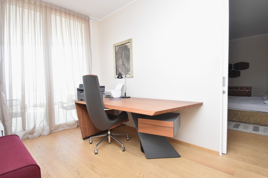 Študovňa s veľkým oknom a písacím stolom