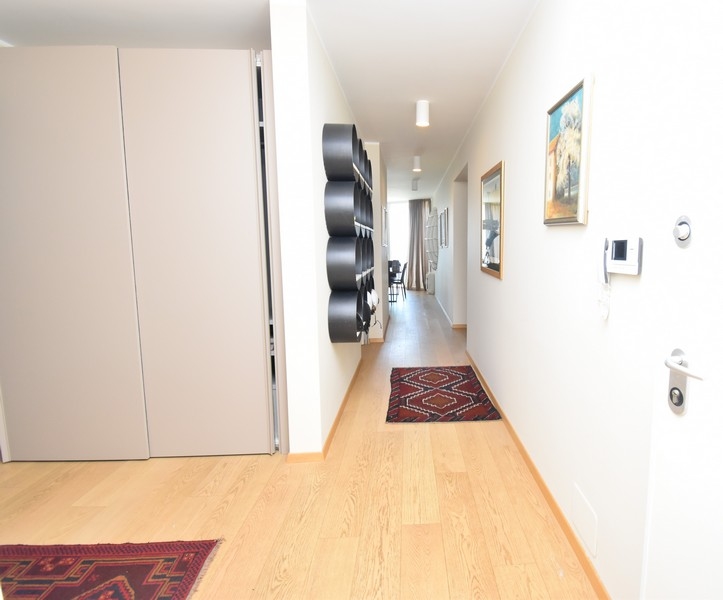 Predsieň so vstavanými skriňami a moderným dizajnom