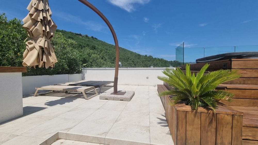 Strešná terasa s vírivkou a ležadlami