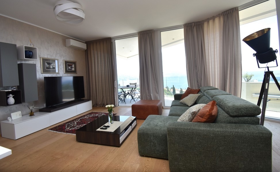Obývacia izba s výhľadom na more a vstupom na balkón