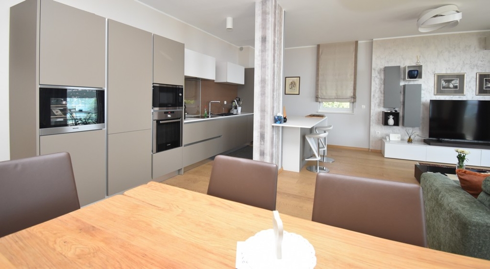 Otvorená kuchyňa s priľahlým obývacím priestorom