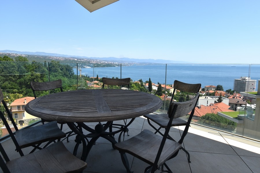 Balkón s výhľadom na more a posedením