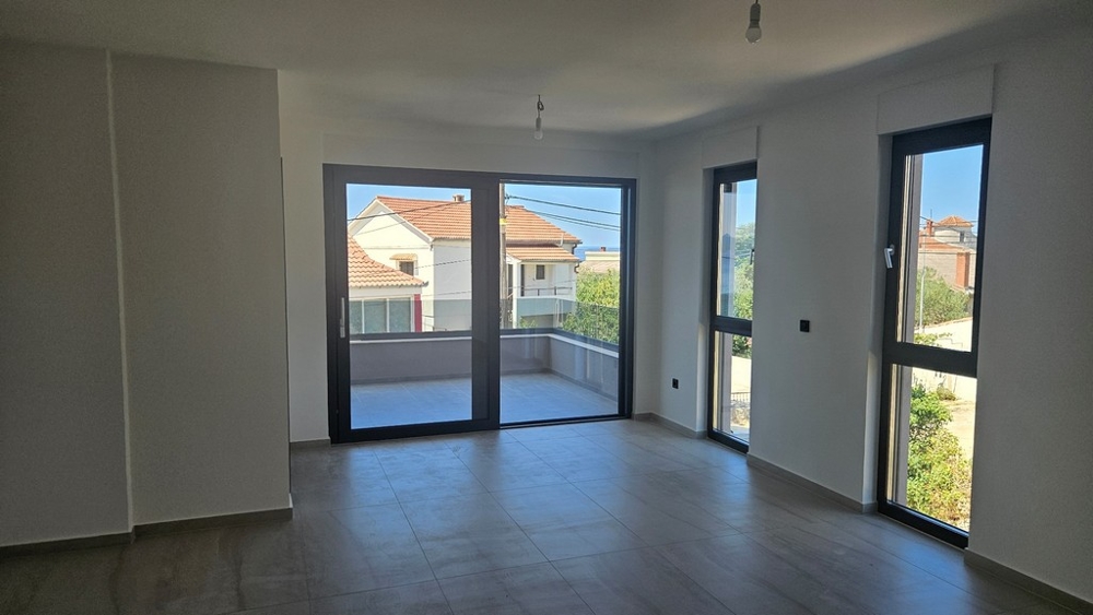 Svetlá obývacia izba so vstupom na balkón