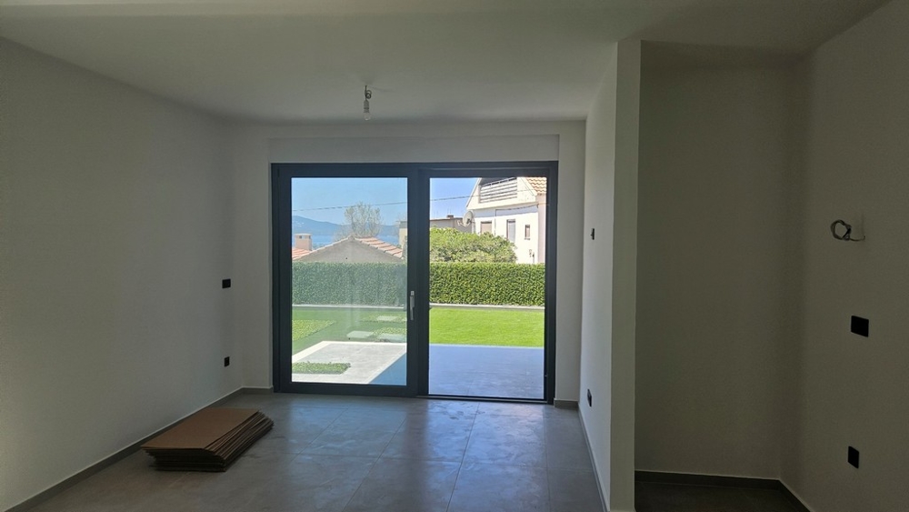 Obývacia izba s výhľadom do záhrady