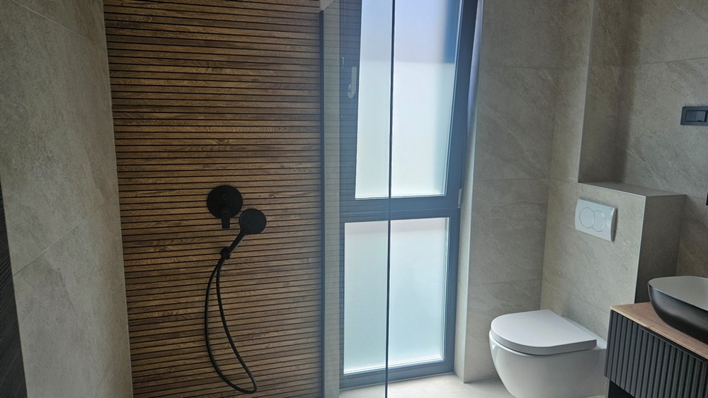 Kúpeľňa s moderným sprchovacím kútom