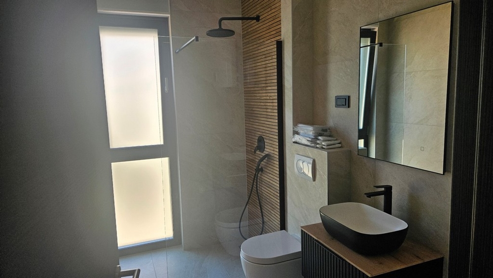 Kúpeľňa so sprchovacím kútom a zrkadlom