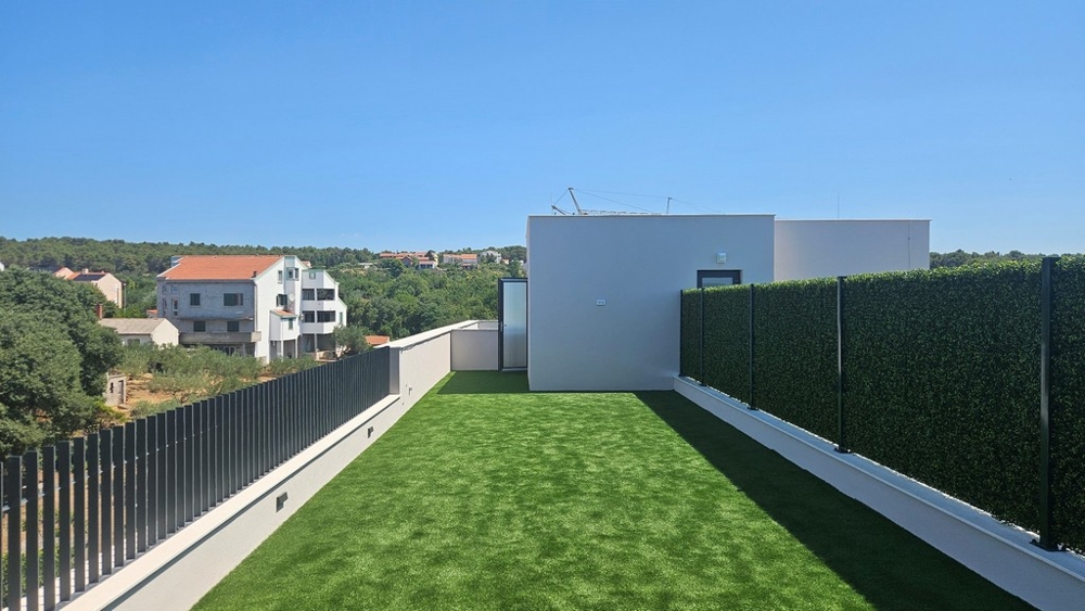 Strešná terasa s umelým trávnikom a výhľadom na krajinu