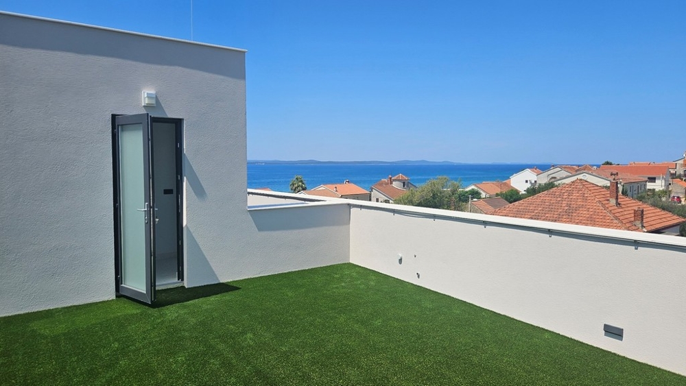 Prístup na strešnú terasu s výhľadom na more