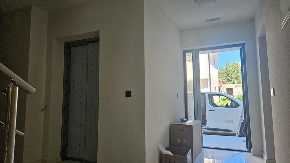 Vstupný priestor s výťahom v novostavbe