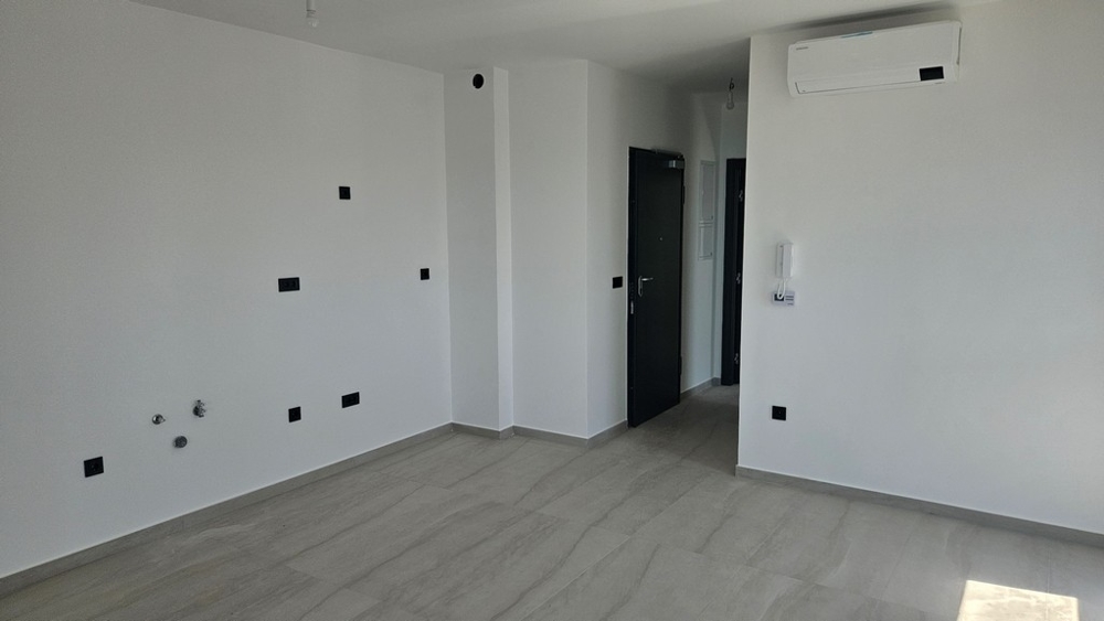 Pohľad do interiéru s pripravenou spojovacou stenou kuchyne