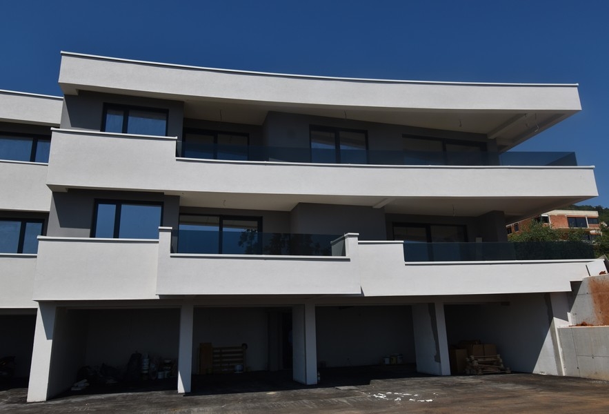 Novostavba s veľkými balkónmi a parkovacími miestami