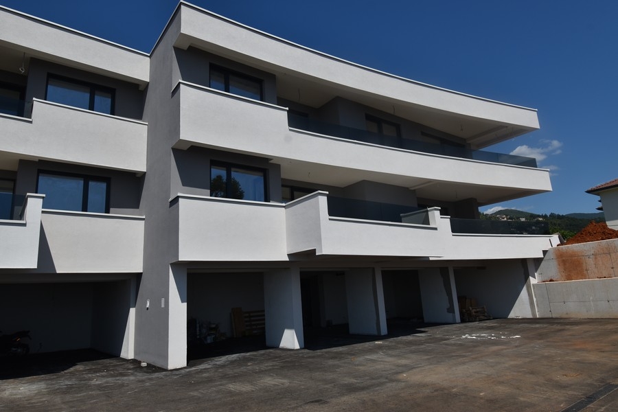 Moderný obytný komplex s výhľadom na more