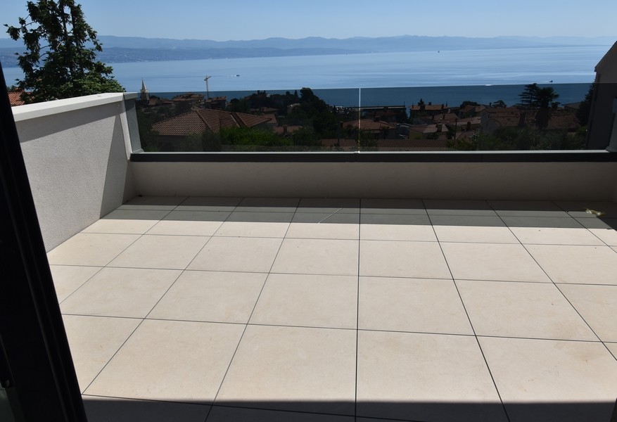 Balkón s výhľadom na more a sklenenou balustrádou