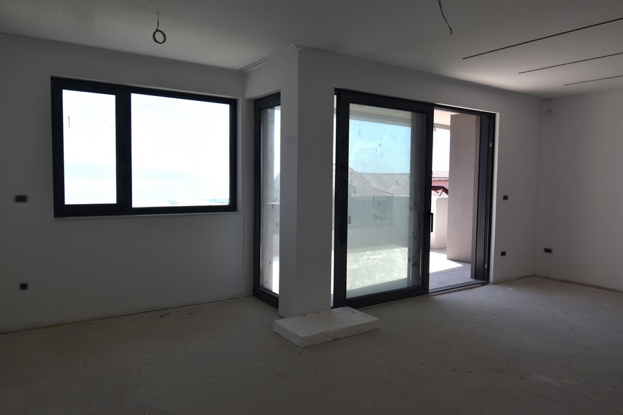 Svetlý obývací priestor s výstupom na balkón