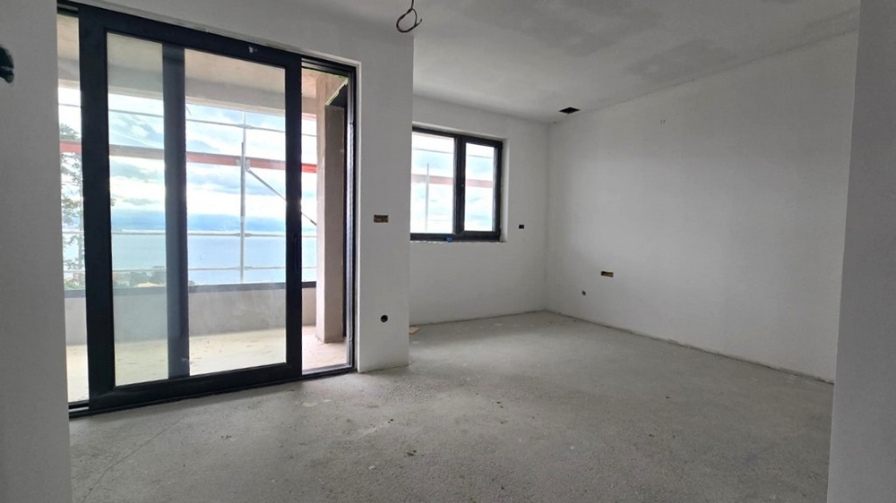 Obývacia izba s výhľadom na more v škrupinovom stave