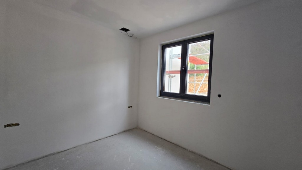 Malá izba s oknom v škrupine