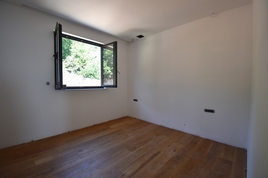 Spálňa s otvoreným oknom