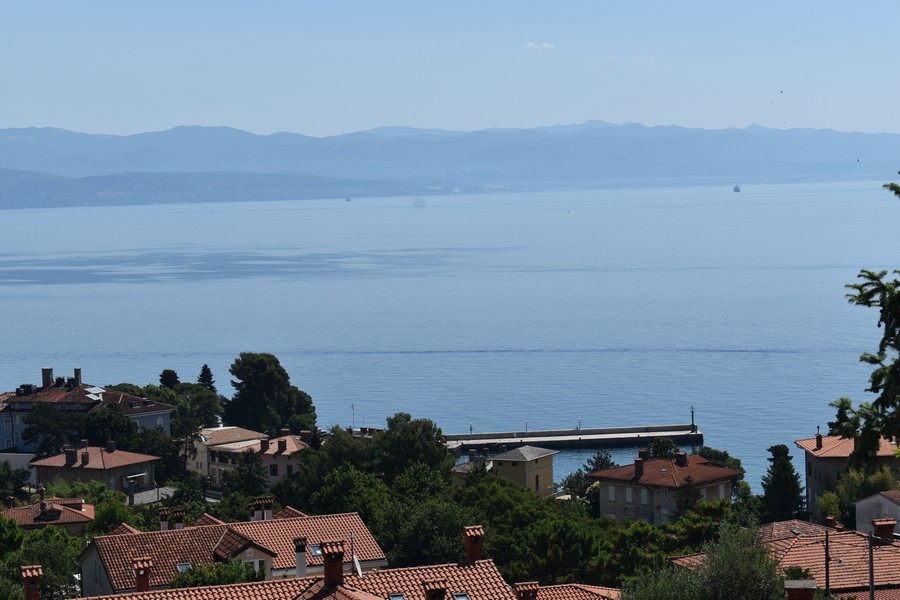 Panoramatický výhľad na more cez strechy Lovranu