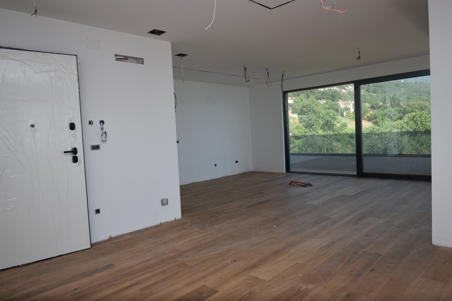 Veľká izba s oknami