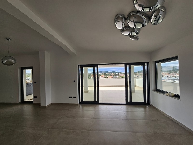 Moderný obývací priestor s veľkými dverami na strešnú terasu. Nehnuteľnosť A3687 v Chorvátsku.