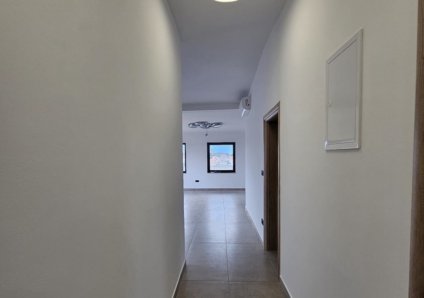 Predsieň s výhľadom do obývačky