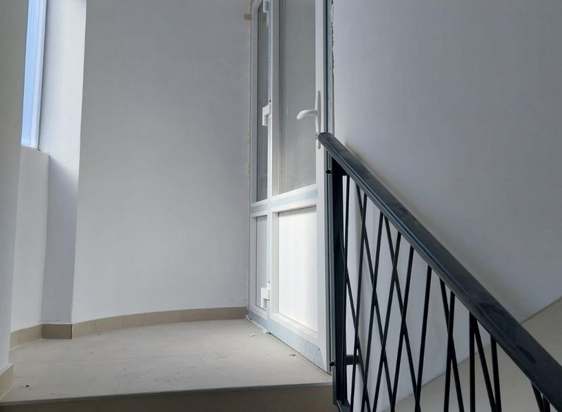 Schodisko s dverami a kovovým zábradlím