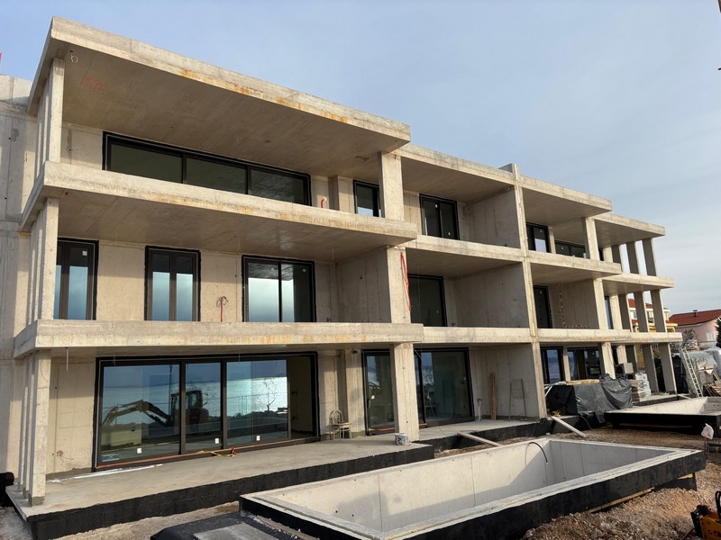 Škrupinová konštrukcia s veľkými oknami a bazénom