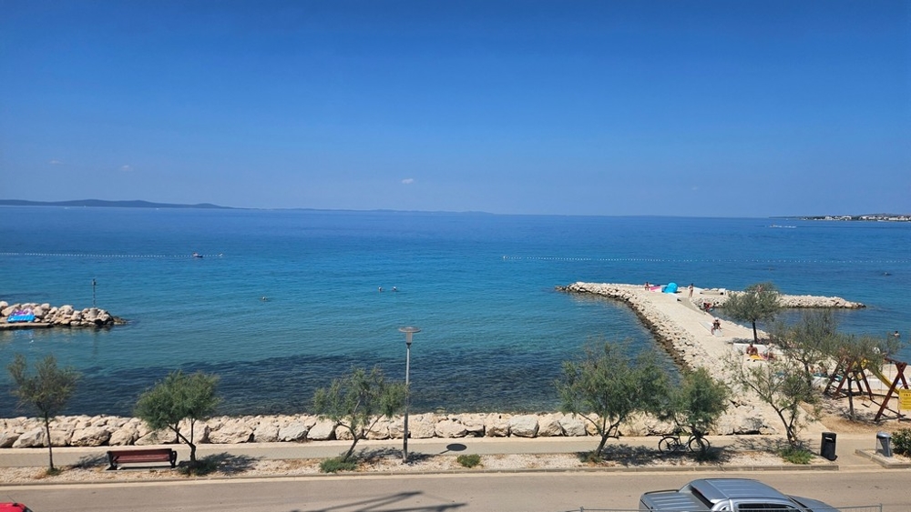 Výhľad na more a kúpaciu plošinu v Zatone