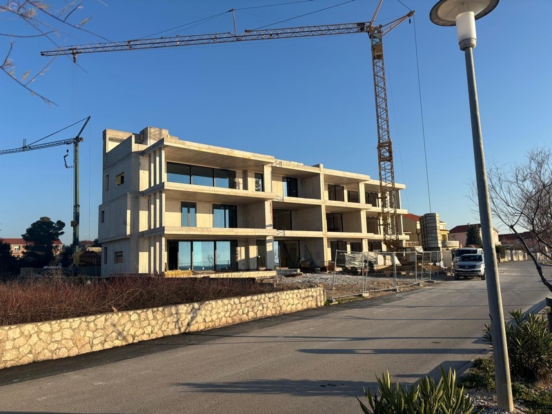 Novostavba moderného bytového domu priamo pri mori v Zatone