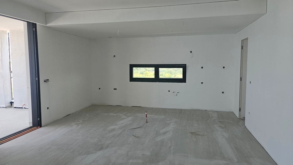 Škrupinový stav obytnej časti s pripravenou kuchyňou a výstupom na terasu