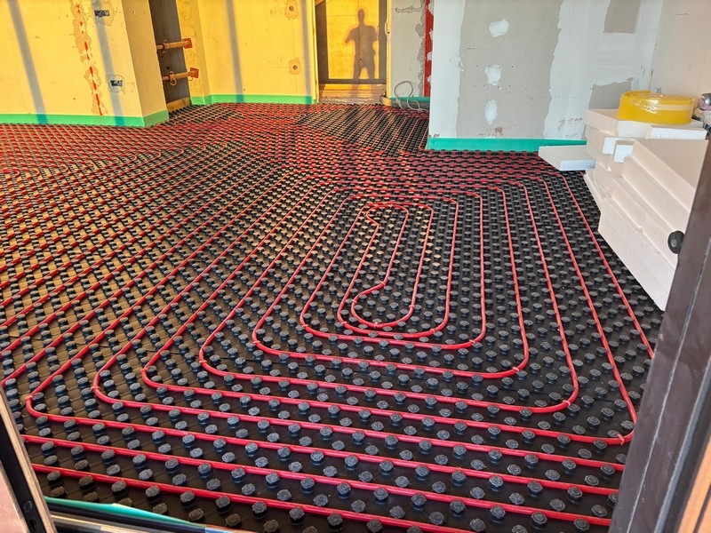 Inštalované podlahové kúrenie v novom byte