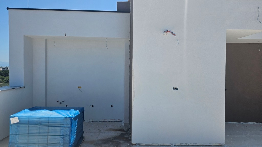 Strešná terasa alebo vonkajšia plocha vo výstavbe s pripravenými prípojkami