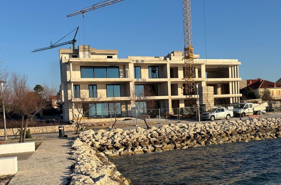 Novostavba moderného obytného domu priamo na pobreží Zatonu