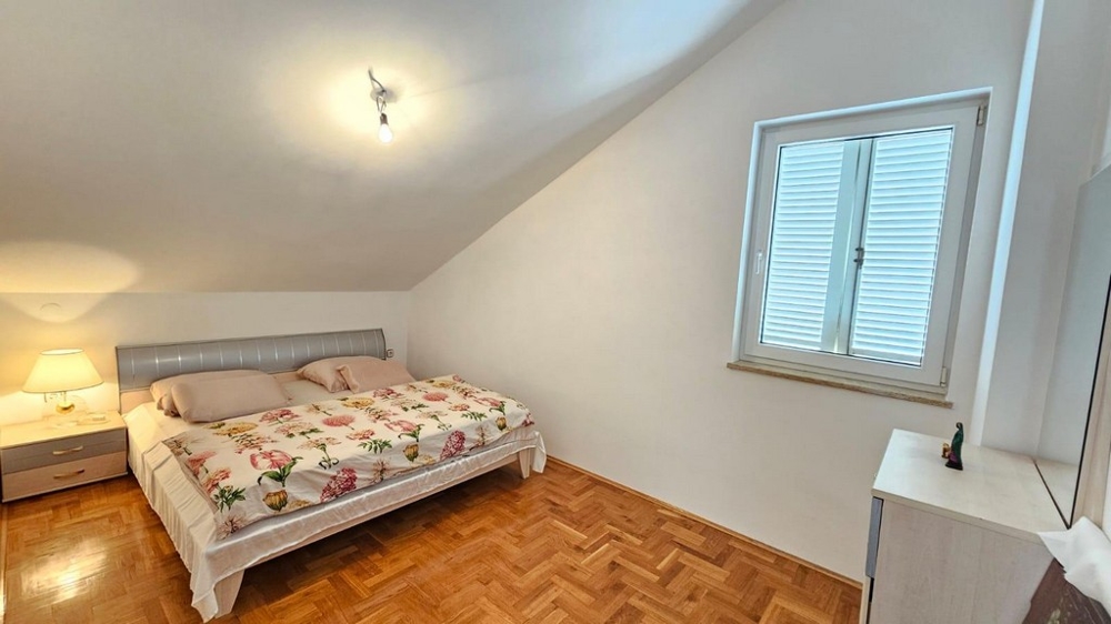 Svetlá spálňa s manželskou posteľou