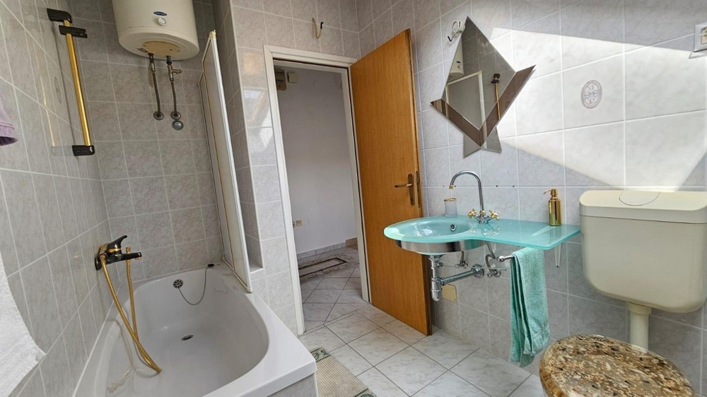 Kúpeľňa s vaňou a umývadlom