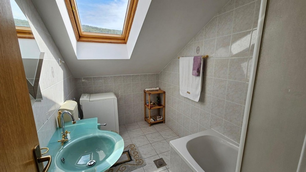 Kúpeľňa v podkroví nehnuteľnosti A3695 v Chorvátsku.