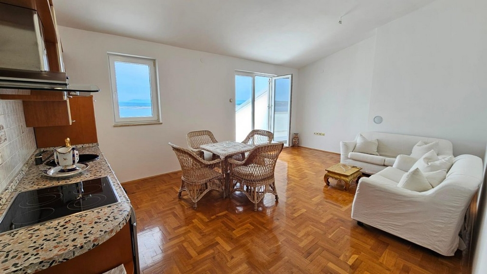 Obývacia časť s krásnymi parketovými podlahami v nehnuteľnosti A3695.