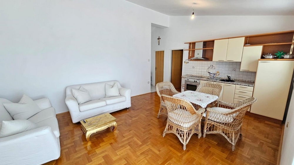 Obývacia izba s otvorenou kuchyňou a posedením