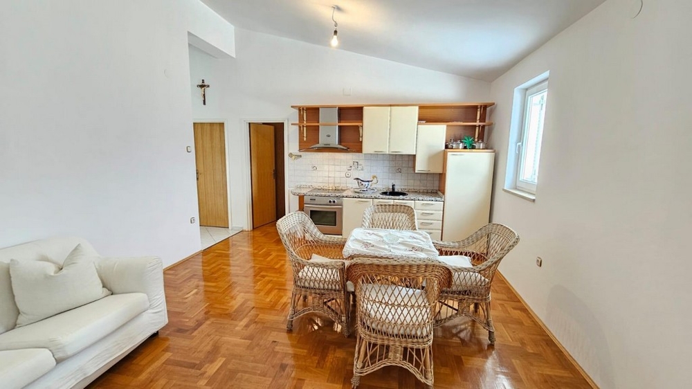 Kuchyňa s jedálenským stolom a dvomi pohovkami