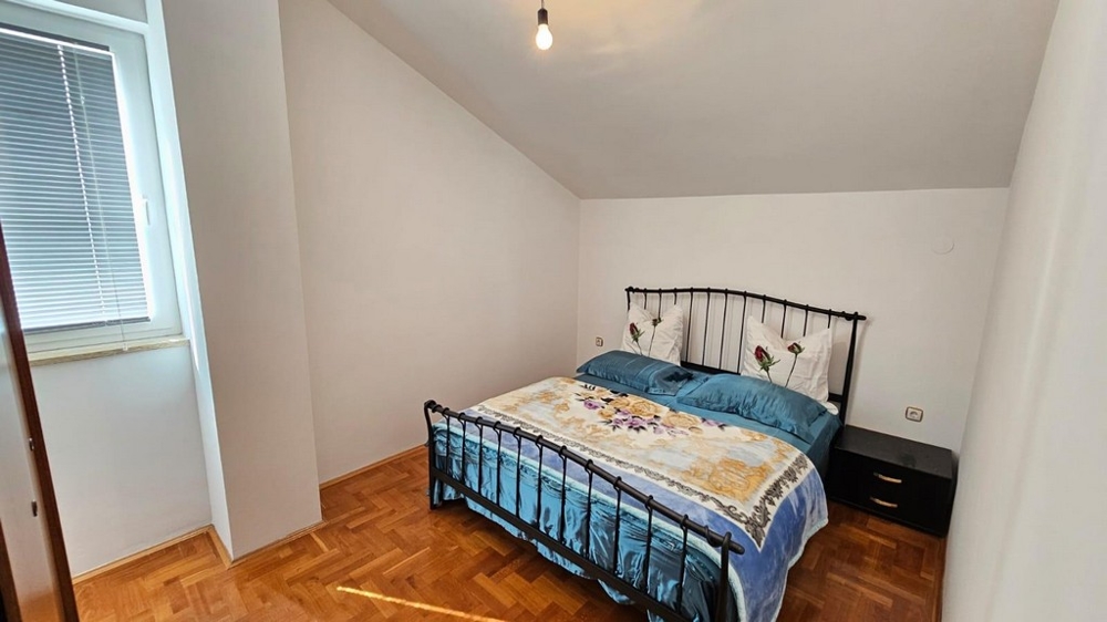 Spálňa s manželskou posteľou a oknom