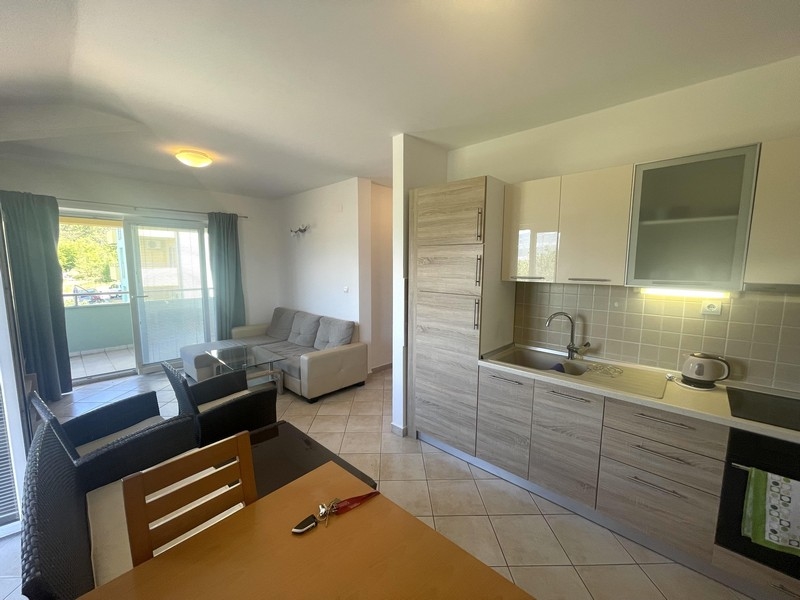 Kuchyňa a výhľad do obývacej izby nehnuteľnosti A3696.