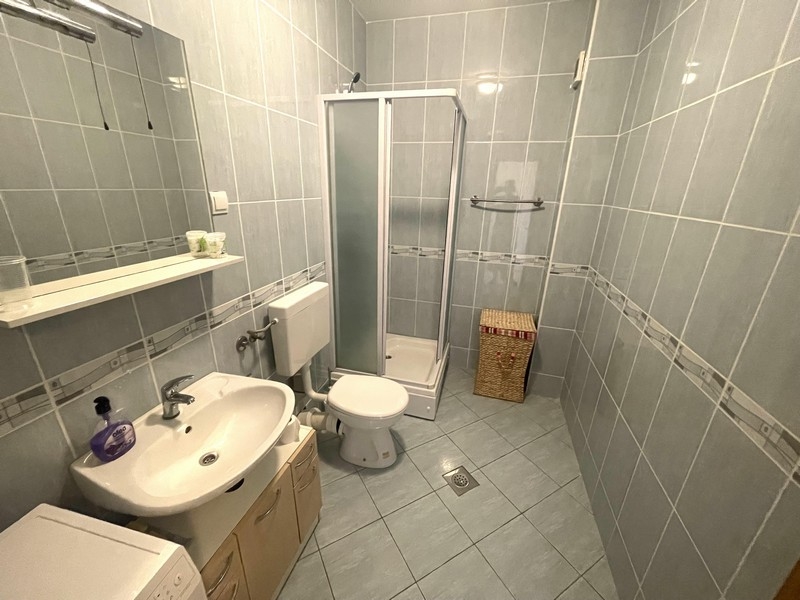 Kúpeľňa so sprchovacím kútom.