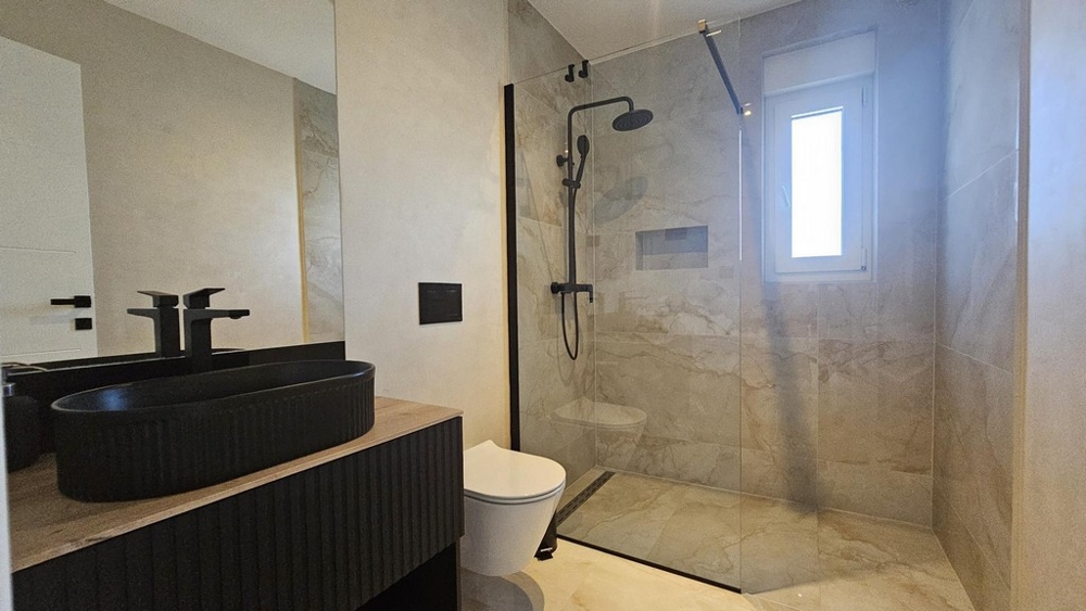 Kúpeľňa so sprchovacím kútom a oknom