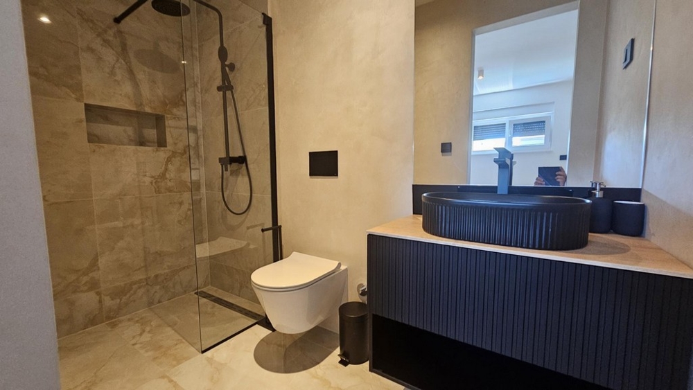 Moderná kúpeľňa s čiernym umývadlom