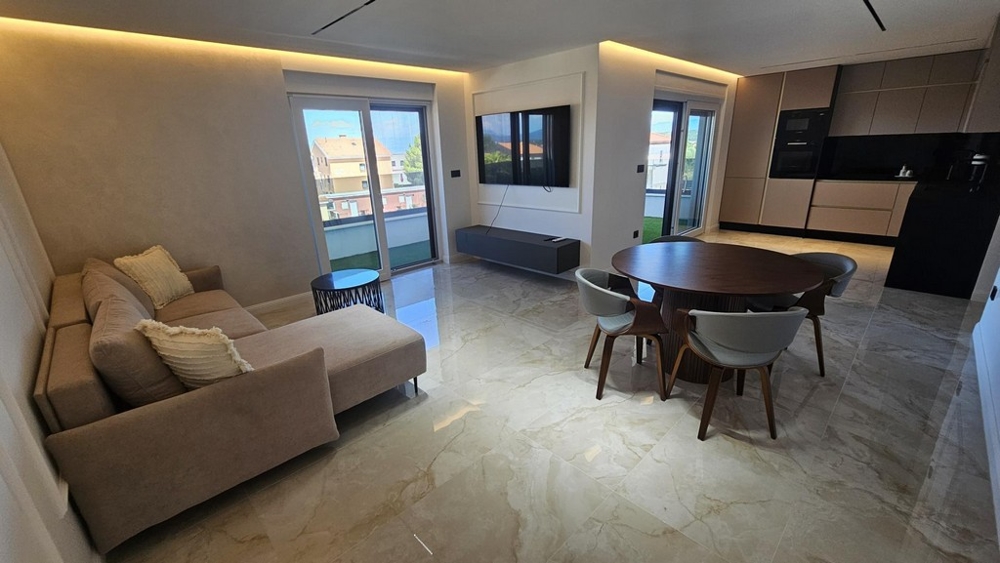 Obývacia izba s pohovkou a terasou