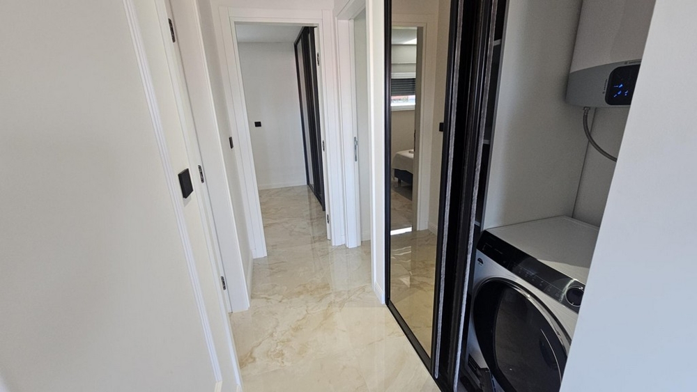 Predsieň so vstavanou skriňou a práčovňou