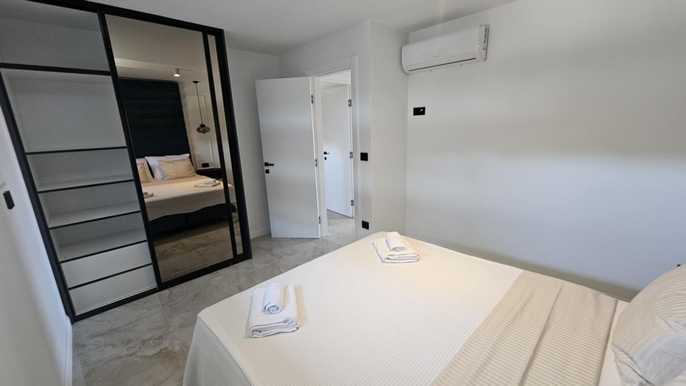 Spálňa so zrkadlovou skrinkou